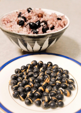 「香ばしい、黒豆ご飯の素」（手前）と炊きたての黒豆ご飯