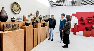 テーマ展示室に並ぶ、丹波焼の多様性を示す作品群＝タンバゲートウェイセンター