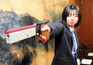 ビームピストルを構える西田桃葉さん＝丹波市役所