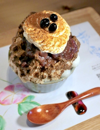 栽培から焙煎、粉砕まで全て自家製というこだわりが詰まったかき氷「丹波の黒豆きなこ」