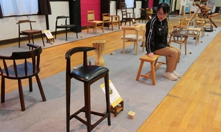 個性豊かな椅子が集う展示会場＝丹波年輪の里
