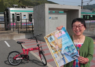 愛する加古川線をテーマにした写真展を開く江村識子さん＝丹波市山南町谷川