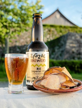 黒豆を使ったクラフトビールと、山の芋チップス