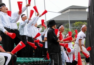 四回表、適時打で１点を返し盛り上がるスタンド＝姫路市飯田、ウインク球場