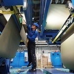 段ボールのシートは長大な原紙を貼り合わせて製造する＝神崎紙器工業氷上工場