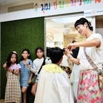 バンコクのスラム街の施設で無料ヘアカットをする星宗果歩さん（右）＝本人提供