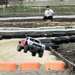 農具を転用したジャンプ台で、大きく空中に飛ぶＲＣカー＝丹波篠山市野間