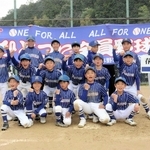 大会を制した春日ＷＥＳＴの選手たち＝丹波市春日町下三井庄、春日総合運動公園