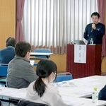 被災者に寄り添った災害ボランティアの心構えなどを説明する「ピースボート災害支援センター」の関根正孝さん（右奥）＝柏原福祉センター