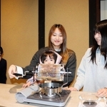 黒豆の焙煎を体験する宿泊者＝丹波篠山市立町