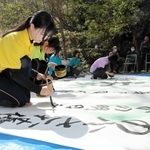 平和への祈りを込めながら書をしたためる柏原高校書道部の生徒＝石龕寺