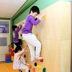 ボルダリングウォールに登る子どもたち＝丹波市山南町和田