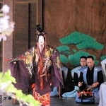 能「杜若」で、杜若の精を演じる大槻文蔵さん（左）＝春日神社能舞台