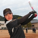 たった１人の正部員としてソフトボールを続けてきた伊勢葵さん＝柏原高校