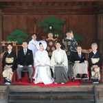 重要文化財の能舞台で温かな神前結婚式を行い、記念写真に納まる新郎新婦ら＝春日神社