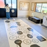 丹波焼が出来るまでの工程などをたどる巨大すごろく＝カマンジョ