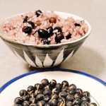 「香ばしい、黒豆ご飯の素」（手前）と炊きたての黒豆ご飯
