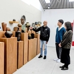 テーマ展示室に並ぶ、丹波焼の多様性を示す作品群＝タンバゲートウェイセンター