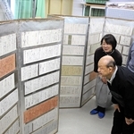 書簡が解読されたびょうぶを眺める「竹田温故の会」関係者ら＝丹波市市島町中竹田