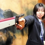 ビームピストルを構える西田桃葉さん＝丹波市役所