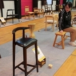 個性豊かな椅子が集う展示会場＝丹波年輪の里