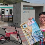 愛する加古川線をテーマにした写真展を開く江村識子さん＝丹波市山南町谷川