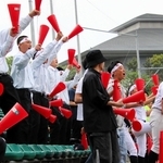 四回表、適時打で１点を返し盛り上がるスタンド＝姫路市飯田、ウインク球場
