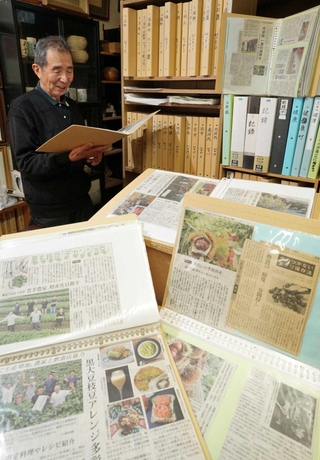 地域別にまとめた地元関連の記事に目を通す小島幸次さん＝丹波篠山市糯ケ坪