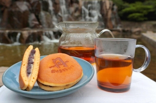 明正堂「丹のあんバターサンド」と、こやま園「丹波なた豆茶」