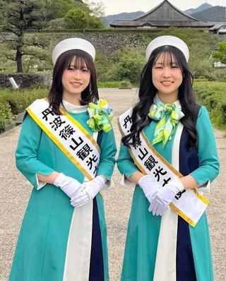 丹波篠山観光大使に就任した井上若奈さん（左）と酒井侑李さん＝丹波篠山市北新町（提供）