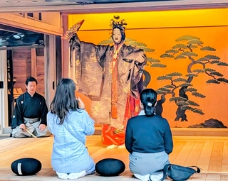 宿泊客２人を前に上演された能「吉野天人」の一部＝豆家