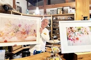 高橋永順さんの作品を手にする細見直正さん＝杜のふくろう