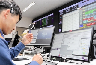 更新された「高機能消防指令センター」で作業する通信係の由良昌義さん＝丹波市消防本部