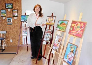 ウクライナの子どもたちが描いた作品と、主催したナタリア・ゴロドさん＝丹波市氷上町石生