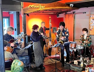 ３月に店内で開かれたジャズライブの様子＝丹波篠山市東新町（提供）