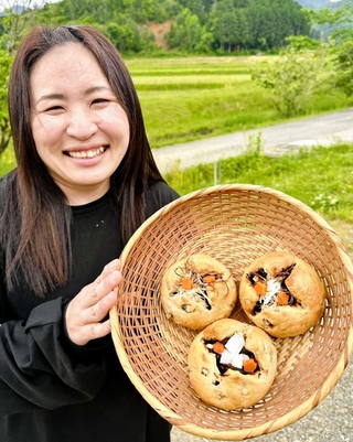 丹波篠山産の米粉や牛肉が素材のベーグル。これも「篠山まるごと丼」だ＝丹波篠山市小枕