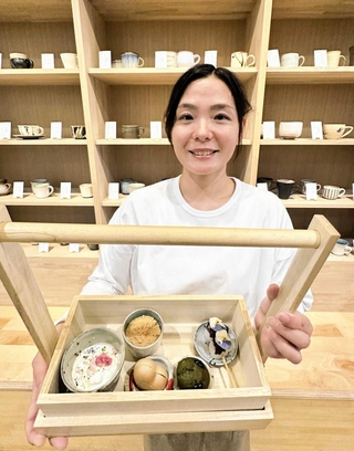 「おかもちスイーツ」のセットを手にするスタッフ。丹波焼の多彩なカップを選べる＝カフェ「心春日和」
