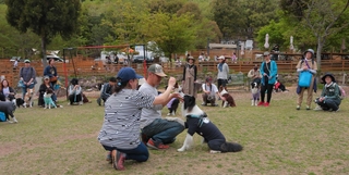 愛犬家らによる「オフ会」が開かれるなど、丹波から犬を通じた交流が広がりつつある＝グランドロックキャッスル