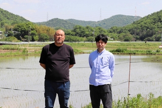 法人向けオーナープログラムを始めた農家の構井友洋さん（左）と狩場一酒造の岡村寛治さん＝丹波篠山市今田町木津