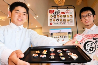 計１４種類となった「篠山まるごと丼」のミニチュアと、製作に携わった生徒ら＝おゝみや城下町店