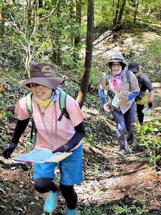 地図を手に山城・荒木城のある山を登る参加者＝丹波篠山市