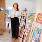 ウクライナの子どもたちが描いた作品と、主催したナタリア・ゴロドさん＝丹波市氷上町石生