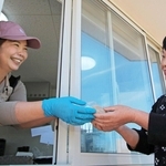 定住したまちでベーグル専門店を開いた宮本恵さん（左）。地域の人たちの温かい交流が広がりつつある＝丹波篠山市野々垣