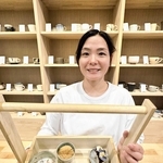 「おかもちスイーツ」のセットを手にするスタッフ。丹波焼の多彩なカップを選べる＝カフェ「心春日和」