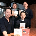 地場産食材をかけ合わせた「丹波さんなんリゾット」を仕掛けるメンバー＝丹波市山南町谷川