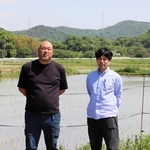 法人向けオーナープログラムを始めた農家の構井友洋さん（左）と狩場一酒造の岡村寛治さん＝丹波篠山市今田町木津