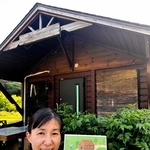 オープニングイベントのちらしを手にする柳美穂さん＝丹波篠山市栗柄