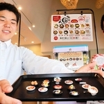 計１４種類となった「篠山まるごと丼」のミニチュアと、製作に携わった生徒ら＝おゝみや城下町店