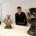 たくさんの小さな壷が大きい壷に付属しているような装飾須恵器＝兵庫陶芸美術館