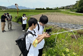 アンテナを手に、サルの群れの位置を探る中学生＝丹波篠山市新荘